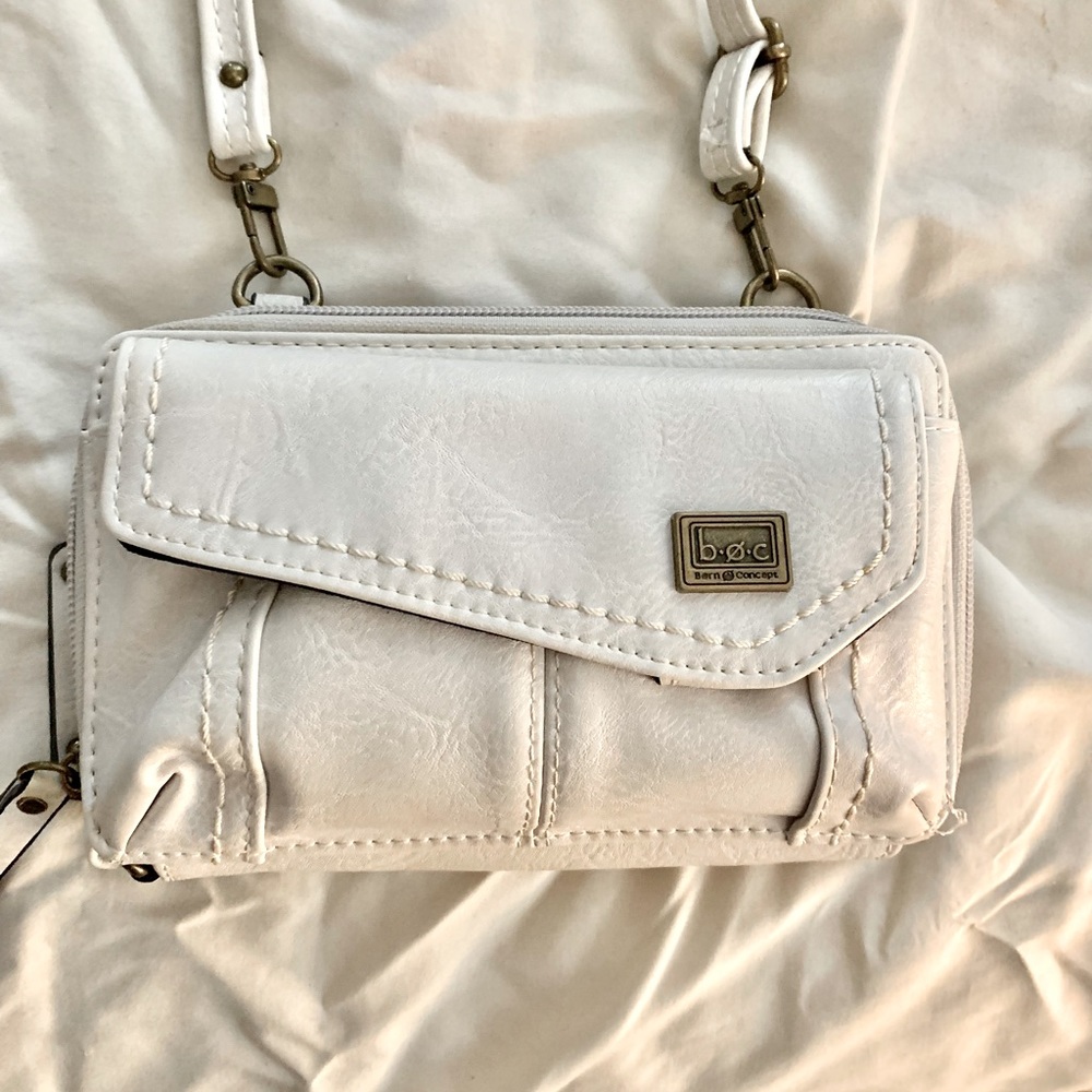 Crossbody wristlet
